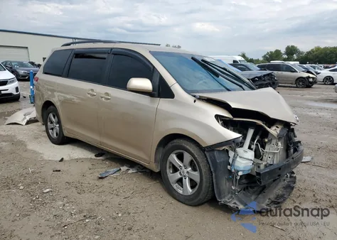 2012 Toyota Sienna Le z USA, uszkodzony, nr VIN 5TDKK3DC1CS240913